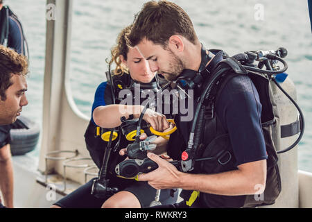 Diver bereitet seine Ausrüstung für das Tauchen im Meer Stockfoto