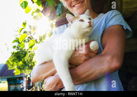 Frau, die Katze in der Landschaft Stockfoto