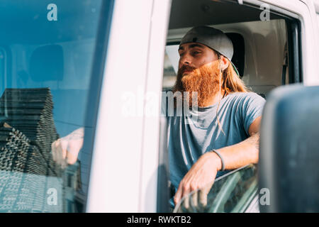 Mann in Nutzfahrzeug in industriellen Yard Stockfoto