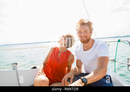 Junger Mann und reife Frau Segeln auf dem Chiemsee, Bayern, Deutschland Stockfoto