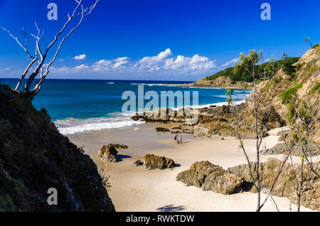 Vier Personen auf einem entfernten Strand in der Nähe von Byron Bay. Stockfoto