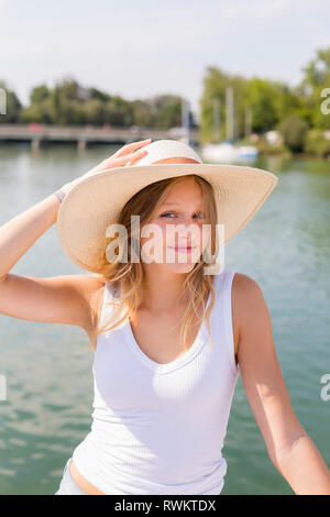 Junge Frau auf Segelboot, Porträt, Chiemsee, Bayern, Deutschland Stockfoto