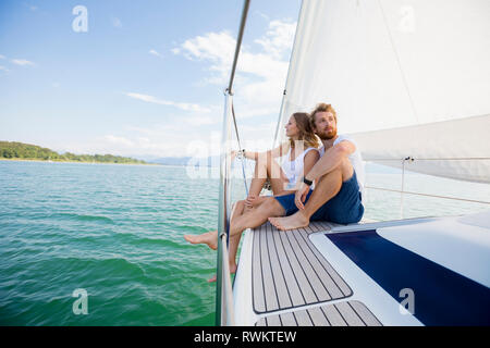 Junges Paar Segeln auf dem Chiemsee, Bayern, Deutschland Stockfoto