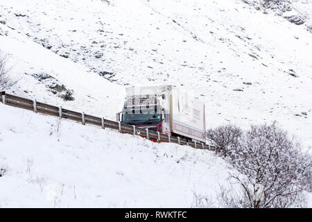 Southbar Transport Scotland Lkw Fahrzeug entlang der A82 Straße am Tag der Winter mit Schnee um an Rannoch Moor, Highlands, Schottland im Winter Stockfoto