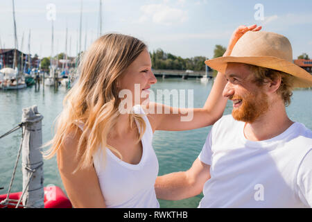 Junges Paar auf Segelboot am Chiemsee am See, Bayern, Deutschland Stockfoto