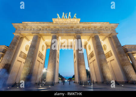 Brandenburger Tor gegen den blauen Himmel bei Sonnenuntergang, Low Angle View, Berlin, Deutschland Stockfoto