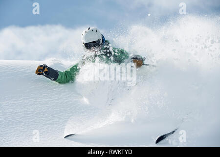 Männliche Skifahrer beschleunigt die schneebedeckten Berg, Alpe-d'Huez, Rhône-Alpes, Frankreich Stockfoto