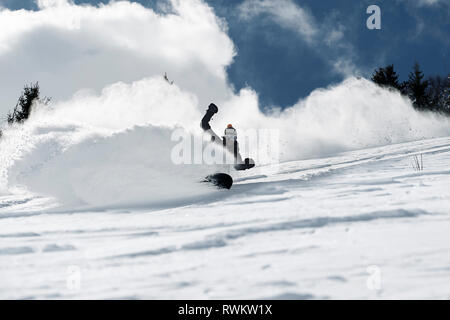 Männliche snowboarder nach unten beschleunigt Berghang, Low Angle View, Alpe-d'Huez, Rhône-Alpes, Frankreich Stockfoto
