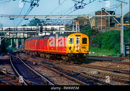 Klasse 302 Pakete Einheit Nummer 302991 durch Stratford in East London. Juli 1991. Stockfoto