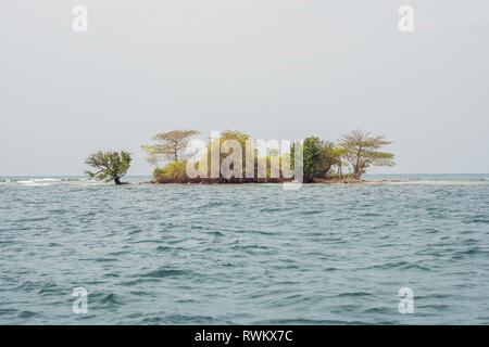 Eine kleine schöne Insel im Meer, Vietnam Stockfoto