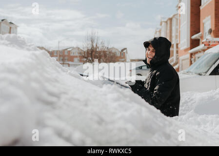 Mann neben schneebedeckten Fahrzeug, Toronto, Kanada lachen Stockfoto