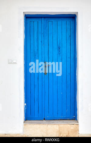 Alte blaue Holztür der traditionellen mediterranen Haus in Weiß gestrichen. Stockfoto