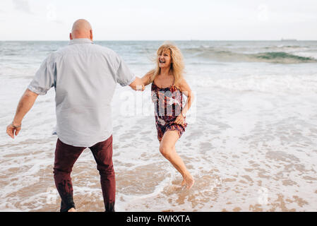 Paare, die Spaß am Strand Stockfoto