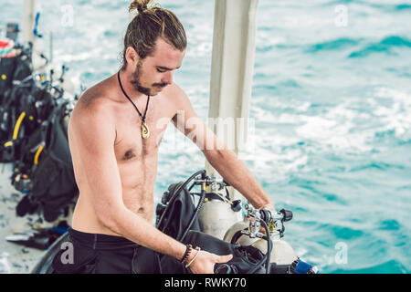 Diver bereitet seine Ausrüstung für das Tauchen im Meer Stockfoto