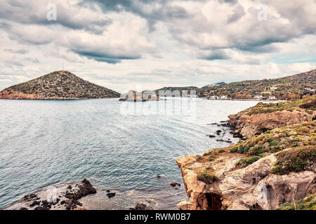 Moody Blick auf die Bucht von Gümüslük, Bodrum, Mugla, Türkei an einem trüben Wintertag. Schöne ruhige See, Wiese und Himmel Landschaft. Stockfoto