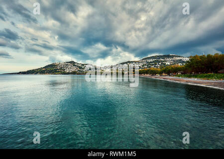 Moody Blick auf Cukurbuk Bay in Bodrum Gümüslük, Mugla, Türkei. Das Meer, den Strand, die Berge und die Siedlungen an einem bewölkten dramatische und melancholische Winter da Stockfoto