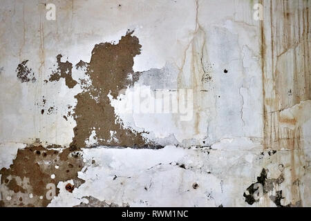 Risse und abblätternde Farbe und grunge alte weiße Wand mit einem Satan Textur auf es Stockfoto