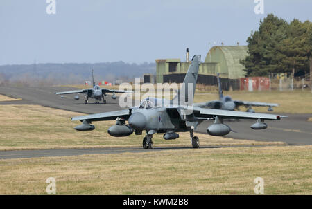 Drei Tornado GR4 Flugzeuge Rollen auf der Landebahn von RAF Marham Airbase, Norfolk, Großbritannien, während der Abschied von Ereignissen vor der Typ in den Ruhestand. Stockfoto
