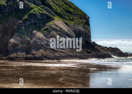 Malerische Küste Blick auf riesige Klippen am Strand steht, an einem sonnigen Tag mit Spiegelungen im Wasser, Dana Point, Kalifornien Stockfoto
