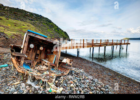Gestrandete Boot Wrack Strandete am Ufer Stockfoto