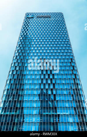 Die taiping Financial Tower steht vor blauem Himmel isoliert. Die Fenster Spiegeln in der Nähe Wolkenkratzer. Pudong New Area, Shanghai, China. Stockfoto