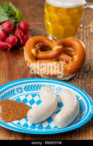 Bayerische Weißwurst mit Brezel Stockfoto