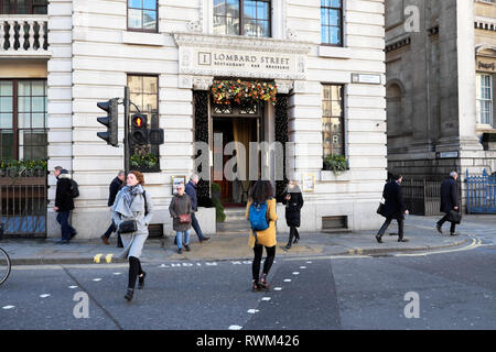 Lombard Street Restaurant Außenansicht des vorderen Eingang und Menschen zu Fuß auf der Straße in der City von London EC2 ENGLAND UK KATHY DEWITT Stockfoto