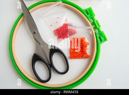 Flach Nähen und Sticken Zubehör, Schere Bänder und Perlen auf weißem Hintergrund, Stockfoto