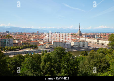 Blick auf die Skyline von Turin und Mole Antonelliana Turm aus Cappuccini Hügel in einem sonnigen Sommertag in Italien gesehen Stockfoto