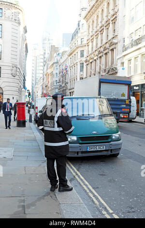 Ein Parkwächter Ticketing einen Van auf doppelten gelben Linien im Geschäftsviertel auf Cornhill in der City von London UK KATHY DEWITT geparkt Stockfoto