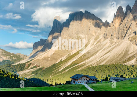 Herbst Geisler oder Odle Berg Dolomiten Gruppe, Val di Funes, touristische Region in Italien Stockfoto