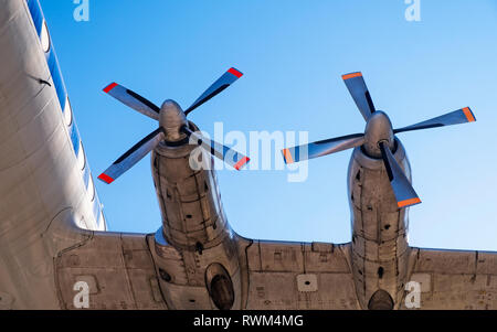 Low Angle View von Motoren und Propellern einer Vickers Viscount 814 Vintage Flugzeug gegen einen blauen Himmel; Speyer, Deutschland Stockfoto