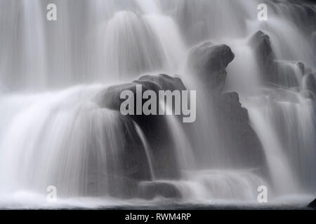 In der Nähe von fließendem Wasser am unteren Rand einen Wasserfall ; Island Stockfoto