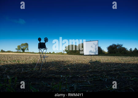 Outdoor ländlichen Kino. Projektor und Leinwand sitzt in einem Feld bereit für die Nächte angezeigt.. Stockfoto