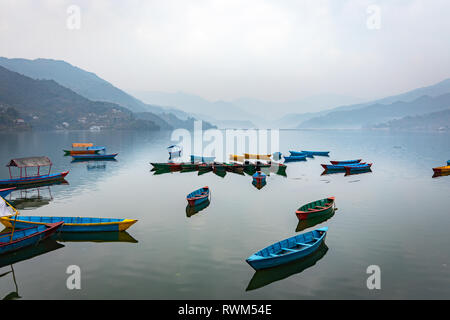 Schwimmende Boote am Phewa See von Pokhara, Nepal Stockfoto