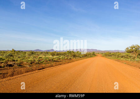 Rote australische Ländliche Straße mit Bewölkt blauer Himmel, WA Stockfoto