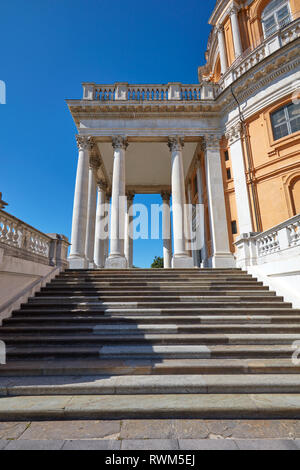 Superga Basilika leeren Treppenhaus und Spalten in einem sonnigen Sommertag in Turin, Italien Stockfoto