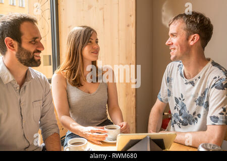 Gruppe von Unternehmern Treffen mit Kaffee und digitale Tablet Stockfoto