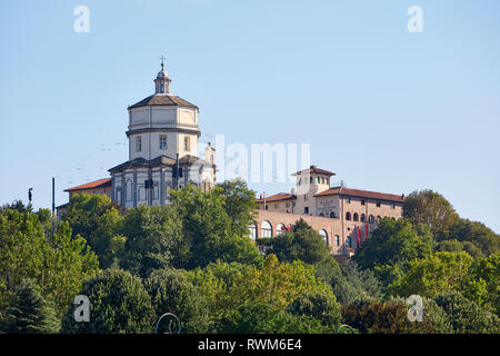 TURIN, Italien - 21 AUGUST 2017: Cappuccini oder der Kapuziner Mönche Kirche und Mountain Museum Gebäude an einem sonnigen Sommertag in Turin, Italien Stockfoto
