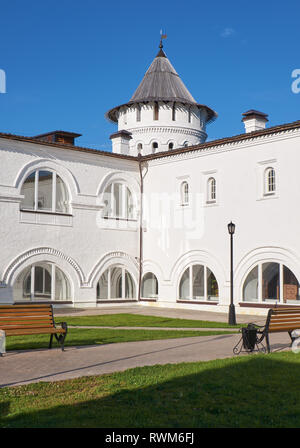 Der Blick auf die runde Ecke Turm der Sitzplätze Innenhof im Tobolsker Kreml. Tobolsk. Gebiet Tjumen. Russland Stockfoto