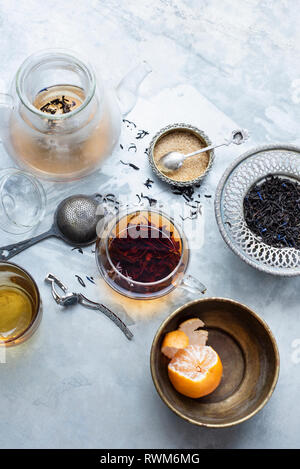 Tasse und Kännchen Tee mit Zucker und Tangerine Stockfoto