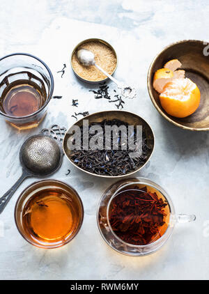 Tasse und Kännchen Tee mit Zucker und Tangerine Stockfoto