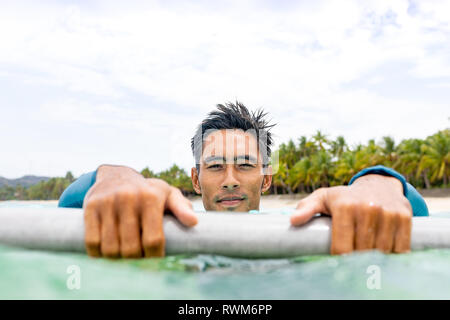 Surfer warten im Meer, Pagudpud, Ilocos Norte, Philippinen Stockfoto