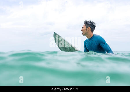 Surfer warten im Meer, Pagudpud, Ilocos Norte, Philippinen Stockfoto