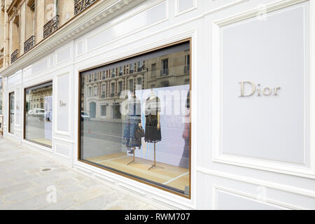 PARIS, Frankreich, 22. JULI 2017: Dior fashion Luxus store Windows in der Avenue Montaigne in Paris, Frankreich. Stockfoto