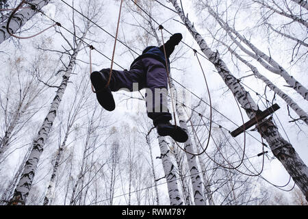 Mann auf der Seilbrücke, Ural, Sverdlovsk, Russland Stockfoto