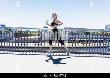 Junge Frau in der Stadt, Berlin, Deutschland Stockfoto