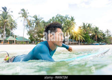 Surfer warten im Meer, Pagudpud, Ilocos Norte, Philippinen Stockfoto