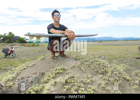 Surfer mit Surfbrett am Strand, Abulug, Cagayan, Philippinen Stockfoto