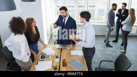 Junge Geschäftsleute Kommunikation in Büro, in Pause Stockfoto